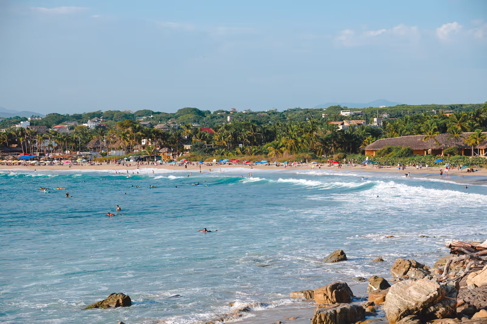 Vista panorámica de la bahía de Puerto Escondido con la playa y el pueblo al fondo